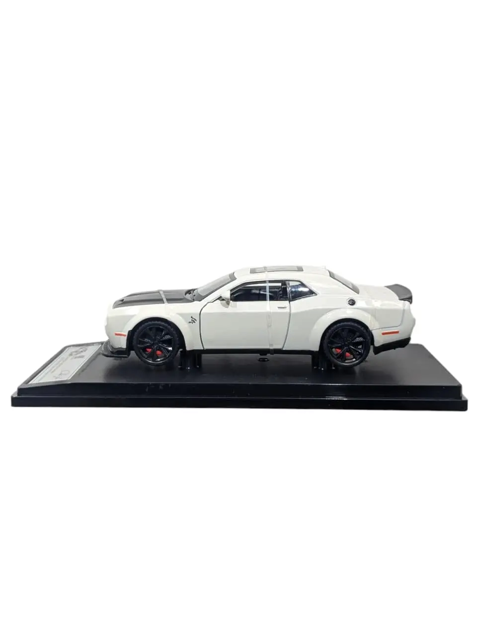 Dodge Challenger SRT Hellcat - 1:32 scale White with acrylic case - Image 2